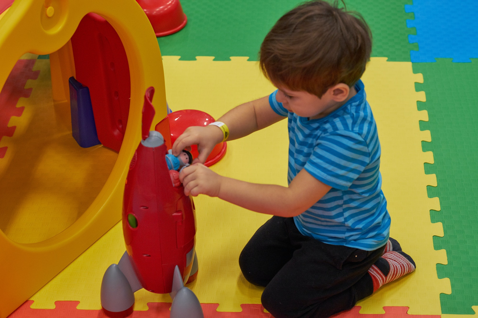 child of three years old is playing in the child's garden.